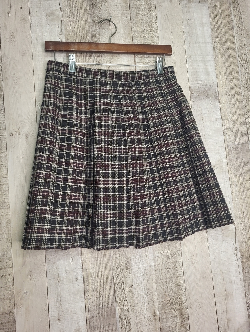 Smart Set 90s Plaid A-Line Buckle Skirt in Black and Burgundy. Size 11 - Picture 5 of 9